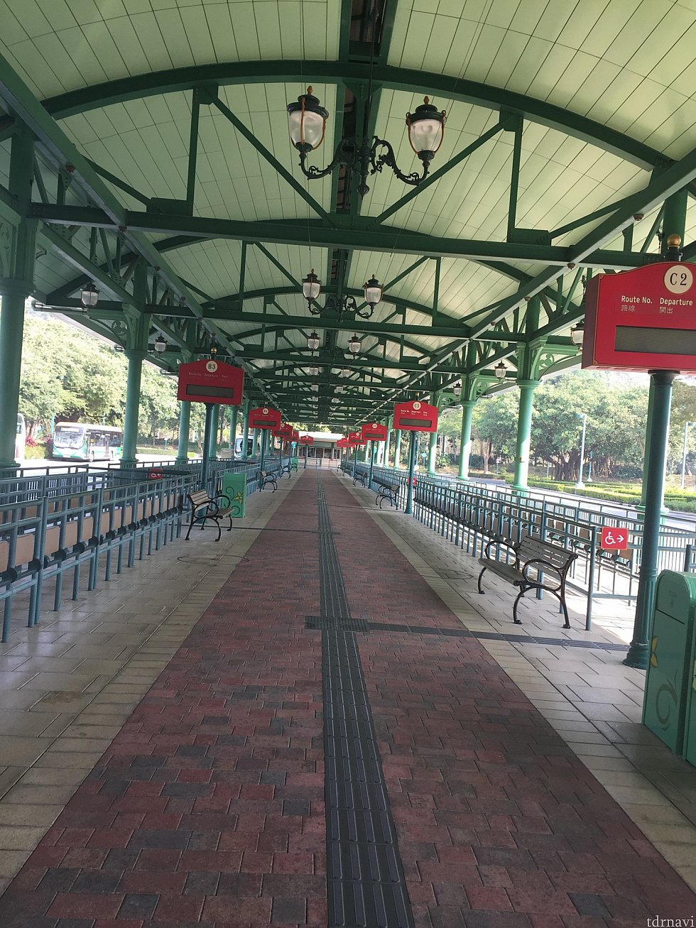 パークから乗り降りする、バスの駅です!広いしわかりやすいです!この柵?のようなものに折りたたみ式の椅子がついており、バスを待つ時はキャストの方にどうぞと言われて座って待つことができました!