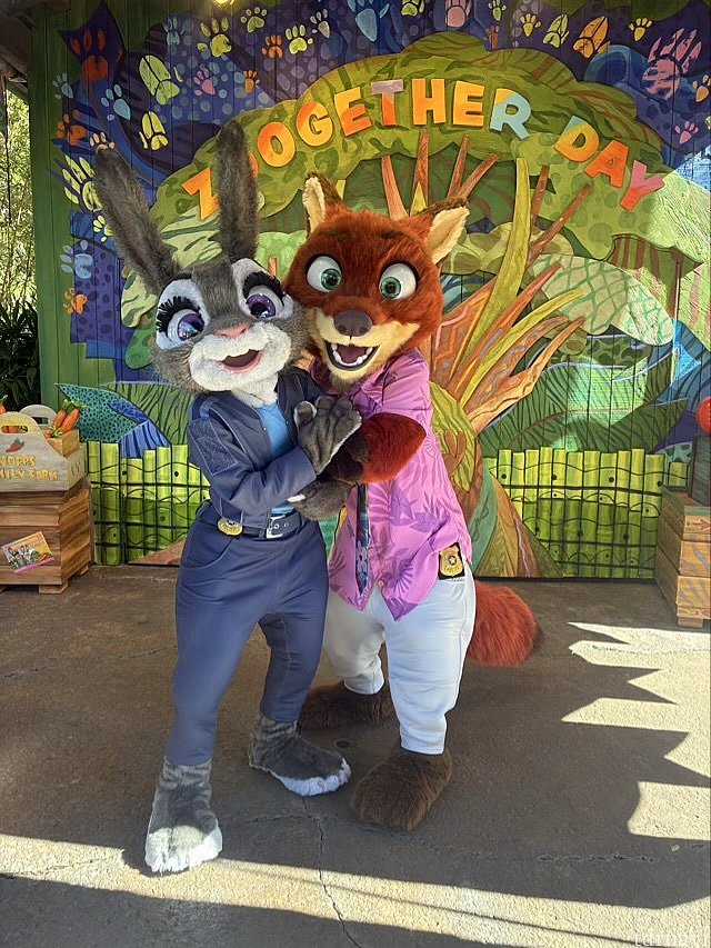 ニックとジュディにご挨拶<br>
ニックが警察手帳持ってるのが嬉しかったです