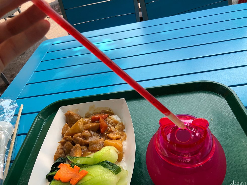 エイリアンのストローは飲み口が細いので、底に沈殿したベリーのソースとタピオカが詰まりました(笑)