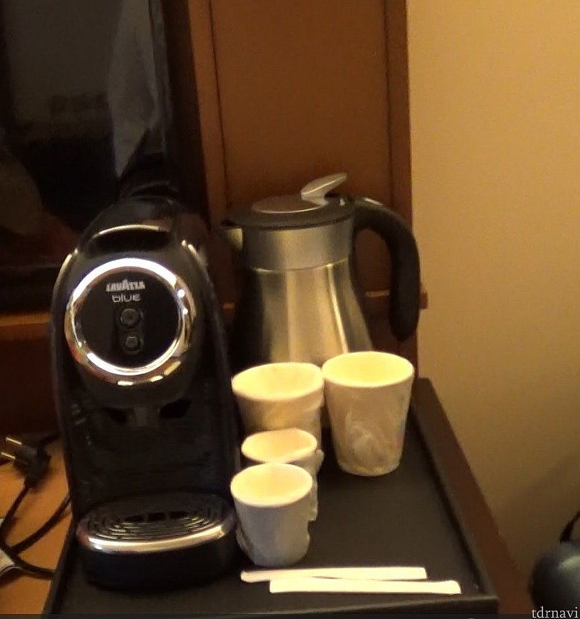 コーヒーメーカーがありました。<br>
カプセルは３種類で、なくなったらルームサービスに言ってください。<br>
湯沸し器もあるので、紅茶もOK。<br>
カップラーメン持ってきてもよかった。