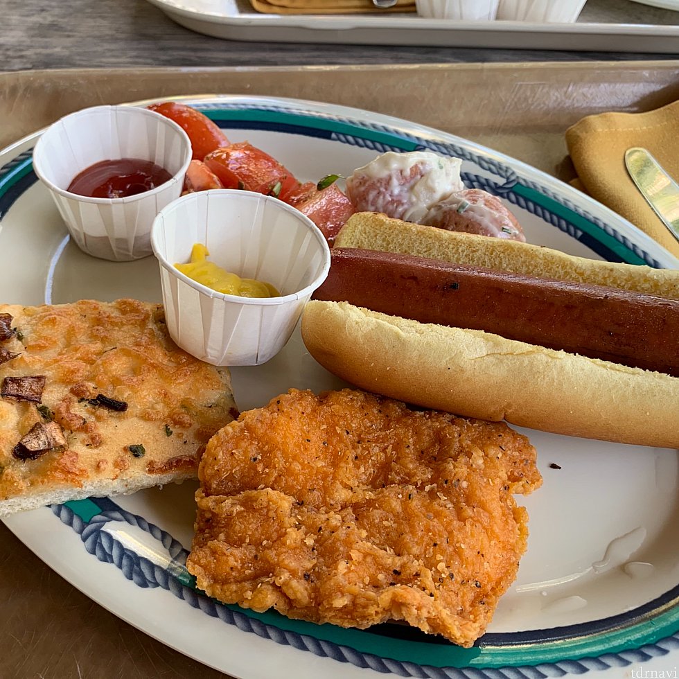 ホットドッグとスパイシーチキンとガーリックブレッド🐓
このチキンが結構スパイス効いてて辛かったです笑笑