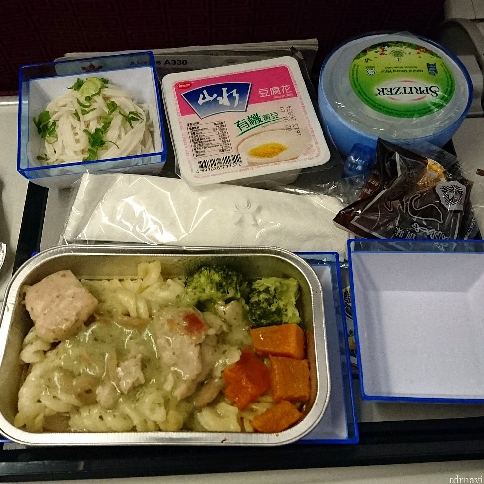 チキンパスタ。有名な豆腐花のデザートが!
ちょっと甘めのお豆腐です。