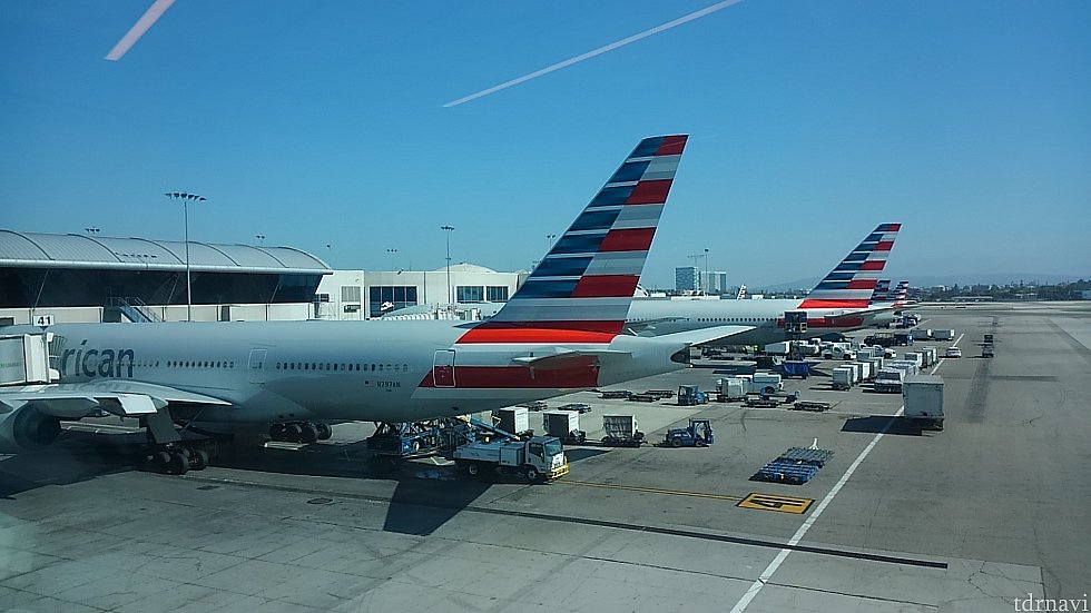 ロサンゼルス空港は国際線ターミナルではなく、アメリカン航空ターミナルに到着です