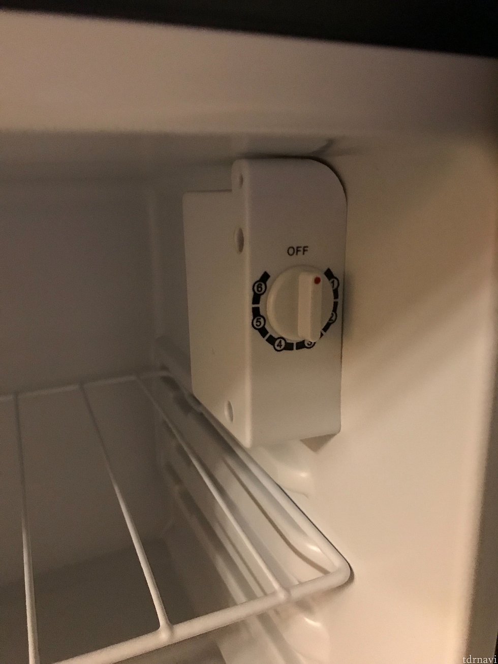 冷蔵庫の中のスイッチです
音がうるさかったので滞在中はこのスイッチを切っていました