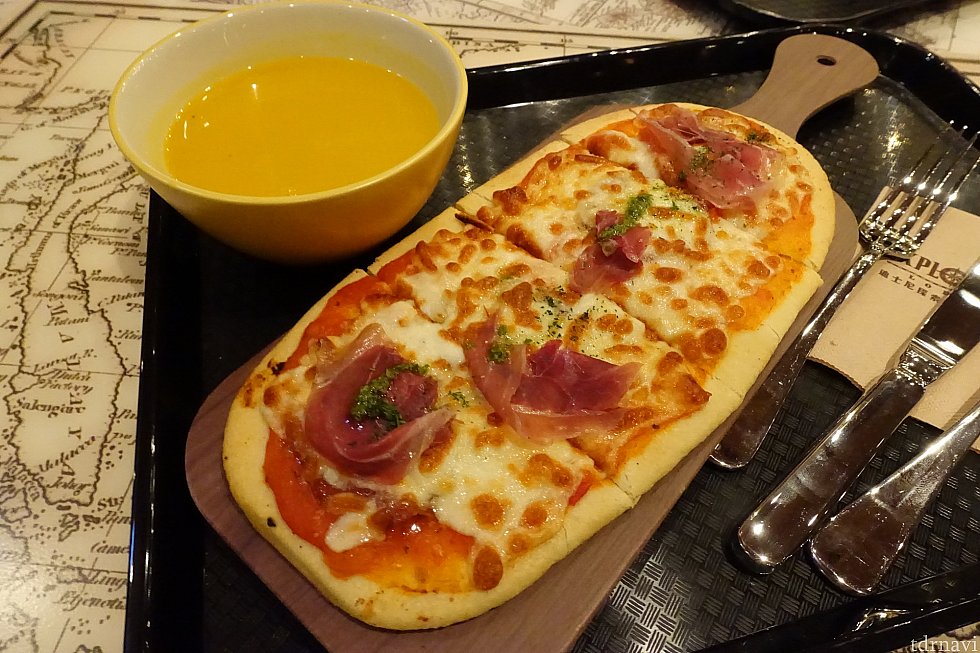 夕食で食べた「Meat Lovers」というピザとパンプキンスープ(129ドル)。ピザは焼き立てで美味しいけど、冷凍ピザ感がやや残念。