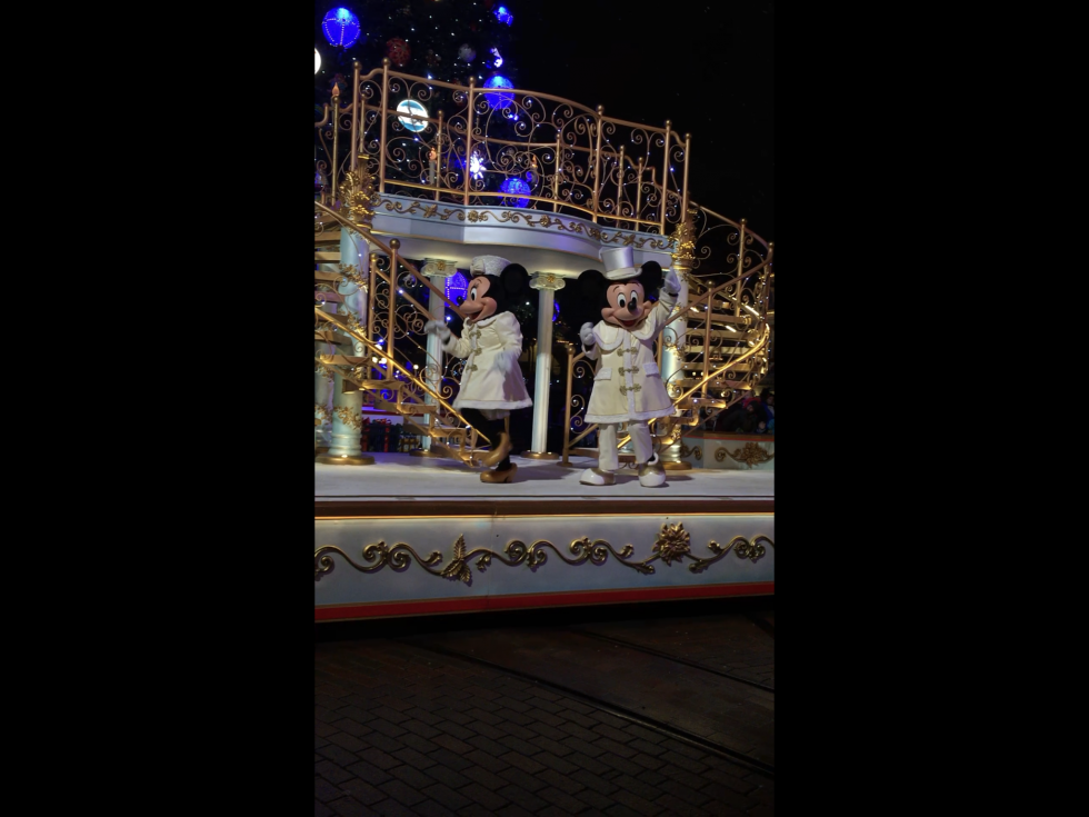 帰りも歩いて退場です