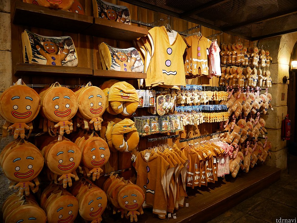 正気~!?って思うくらいジンジャーブレッドマングッズが並んでました😱
この写真に写っていない棚もジャックされてました💦
キーホルダーやマグネッ・・・シンガポールでは人気があるんでしょうか???