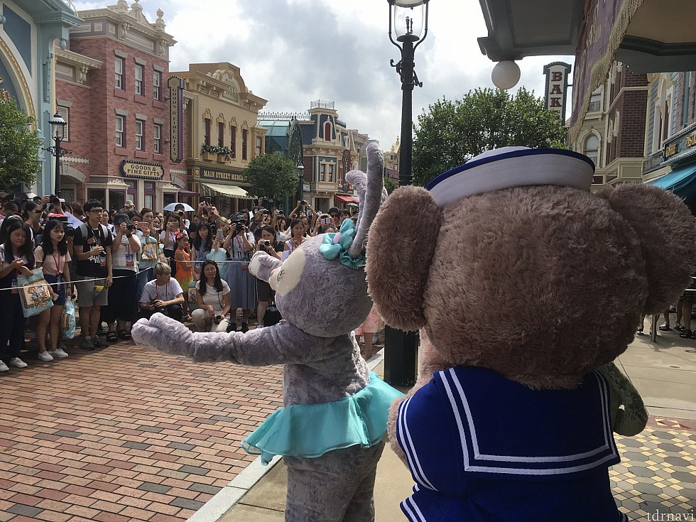 ダッフィーたち退場。そしてこの時もパーティーに参加しているにもかかわらずカメラを向ける参加者(私・爆)。