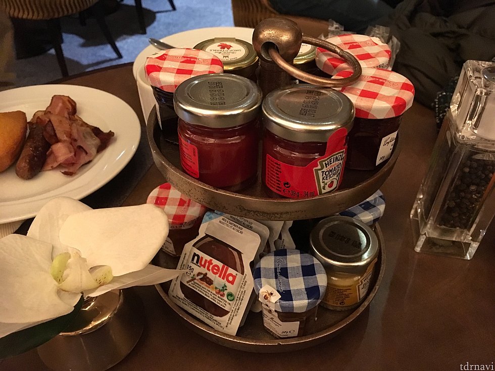 調味料やジャムなどはすべて座席に。小瓶がいちいち可愛く見えるのは気のせいでしょうか…!