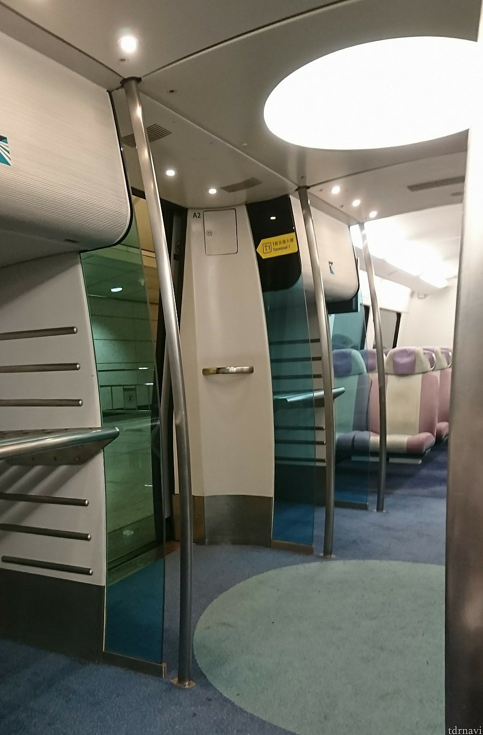車内。