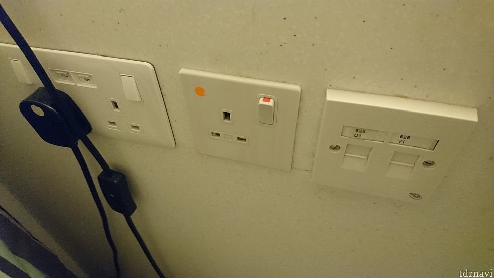 テーブルの脇に電源は3つあります。(1つは照明に利用されていました💦)