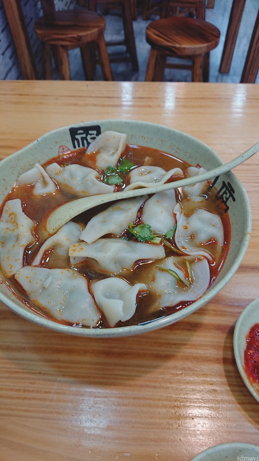 近所のお店で多分これは餃子だと思い注文すると大量の餃子がきました。確か20元