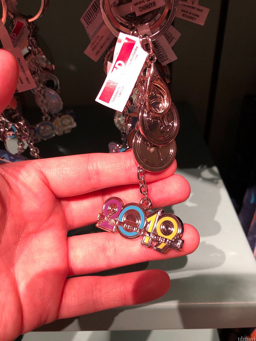 とっても分かりにくいですが、Walt Disney Worldと書かれているキーホルダー。$9.99