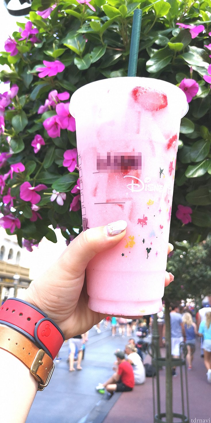 スタバの一番大きなトレンタサイズも1スナックポイントでしたよ!
ちなみにこれは裏メニューと呼ばれるピンクドリンク。フローズン苺が美味しいので試しに飲んでみてください💕
「ピンクドリンク、プリーズ」で伝わります。