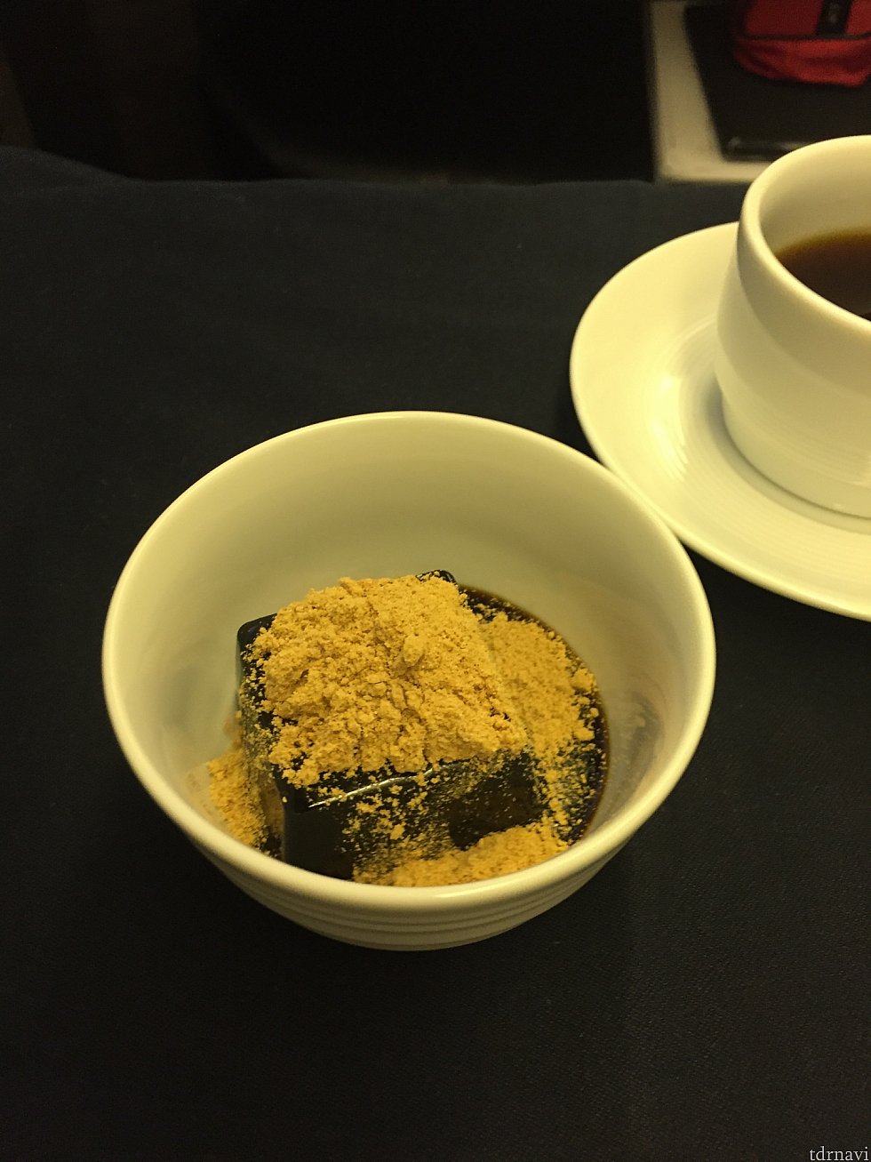 行きの機内食、デザート。黒蜜わらび餅。