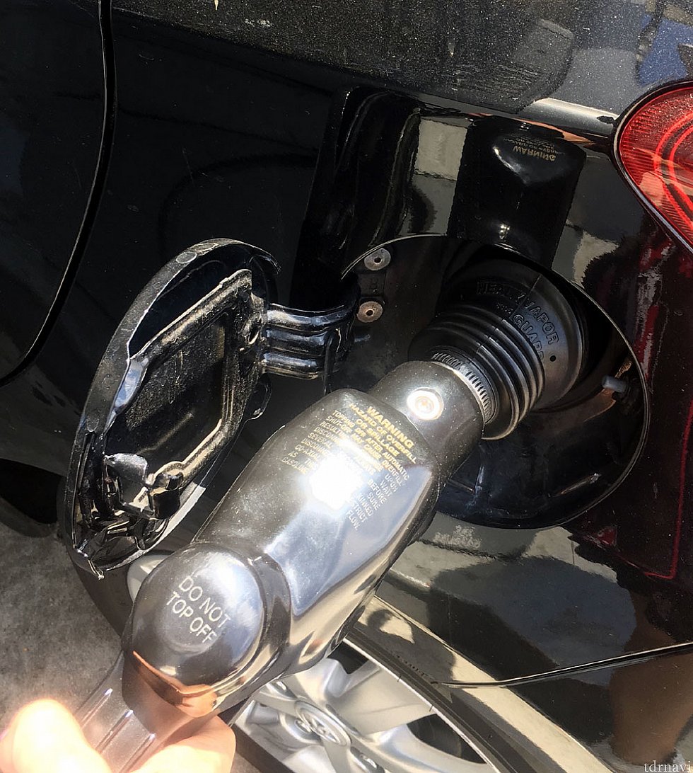ノズルを給油口へ