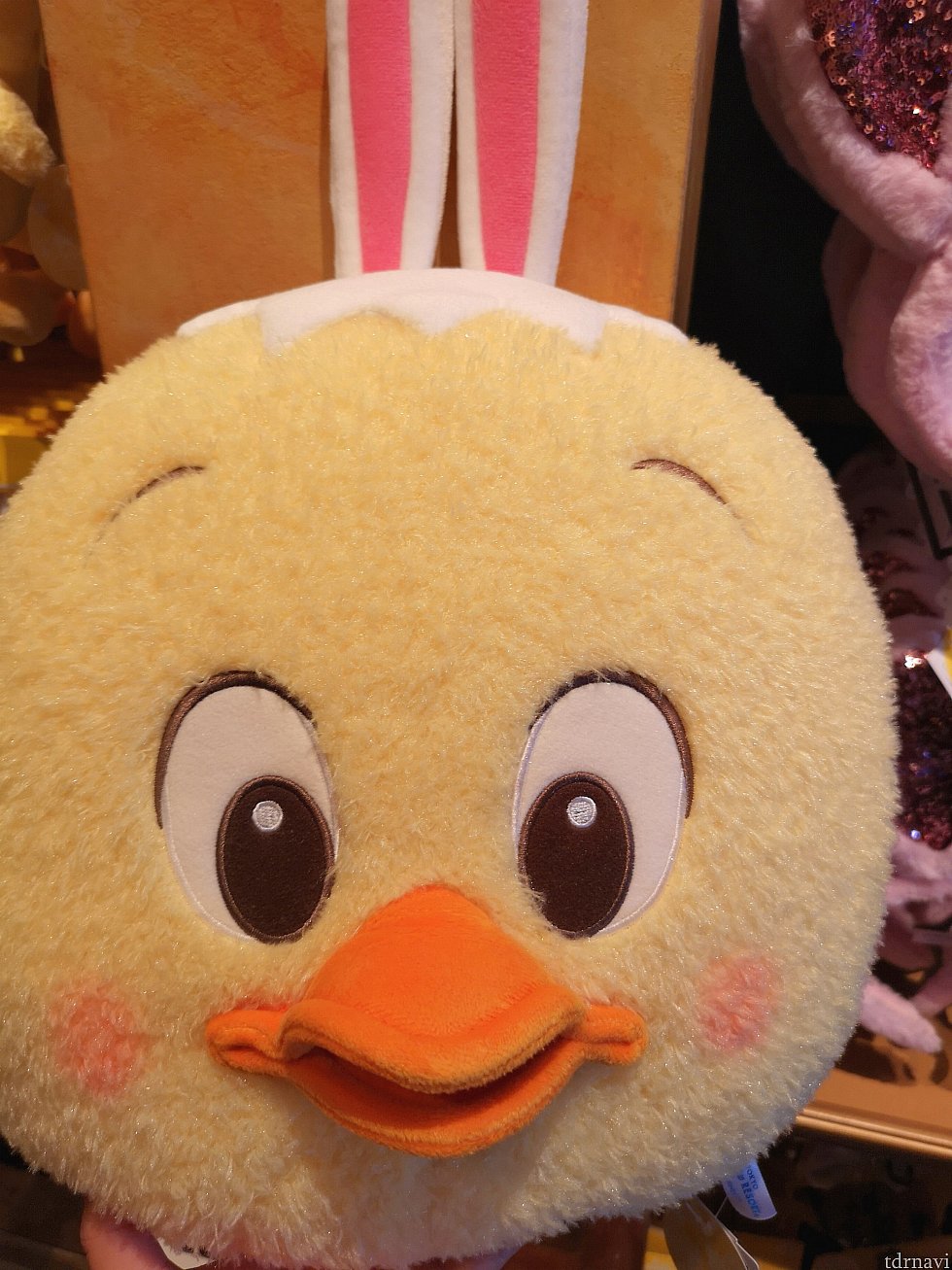 うさぴよちゃんのお顔のクッション、2,600円。耳を除くと直径35センチほどで、大人でもちゃんと座れるサイズです(ちょっとかわいそうですが…)。こちらもパペットと同様に、クルッとした毛並みでした!