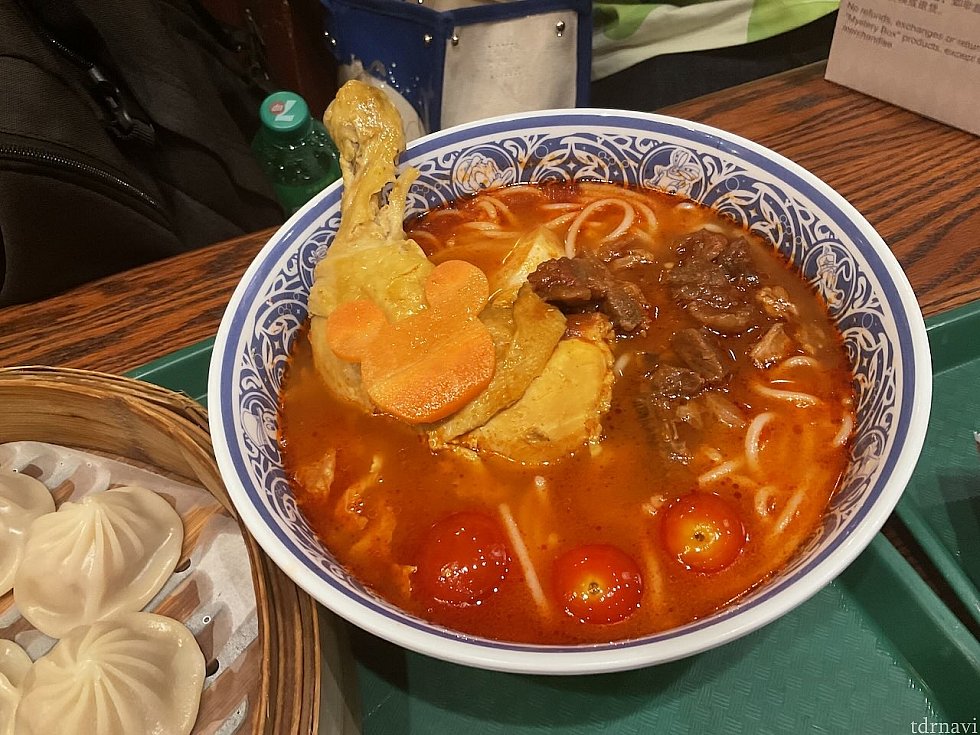 トマトラーメン。ミニトマトがそのまま入っているとは…!