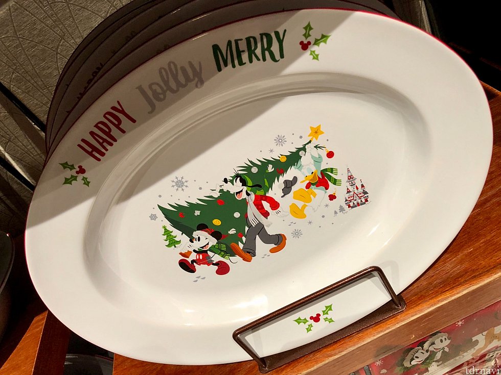 オーバルシェイプのお皿。クリスマスパーティーの料理が盛られているのを想像しちゃいますね。価格は$29.99。因みに、クリスマスに某社のフライドチキンを食べる習慣はアメリカにはありません。この事実を知った時僕は驚愕しました。笑