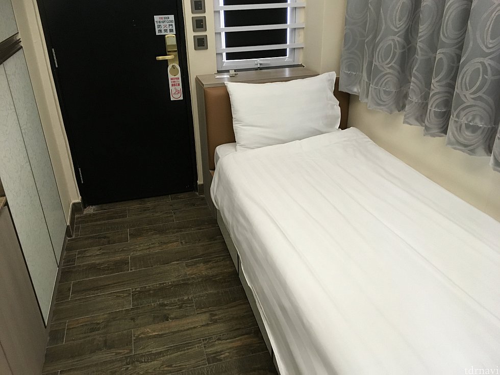 ここからはお部屋。スーツケースは大型のものだと広げるのが厳しいと思います
