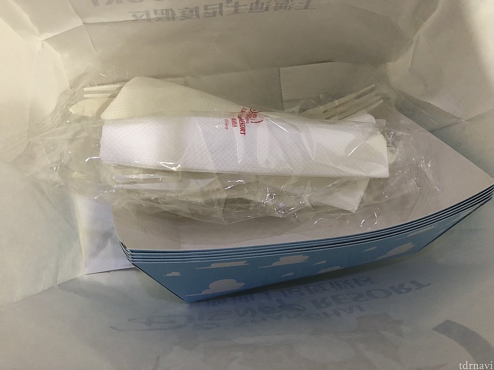 紙のお皿とプラスチックのフォーク&ナイフ