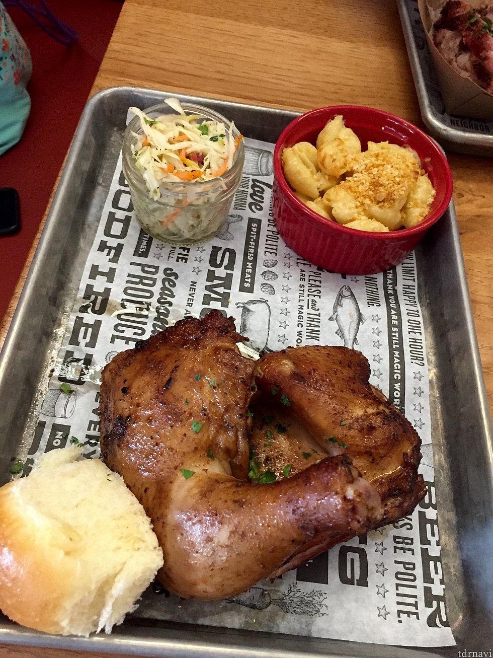 こちらはまゆきさんが注文した、$16のHalf Chicken。美味しかったようですが、チキンが大き過ぎて半分お持ち帰りしていました。サイドはMac&Cheese。マカロニがチーズで和えてあります。グラタンに近いかもしれません。一般にアメリカ人の子供が大好きなアイテム。