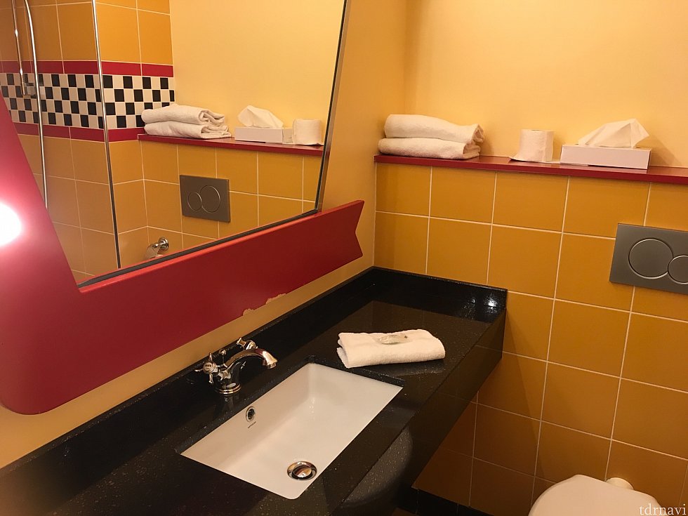 洗面台とトイレ。見えてませんがトイレットペーパーの位置はどうにかならないものか…。そして向かいが
