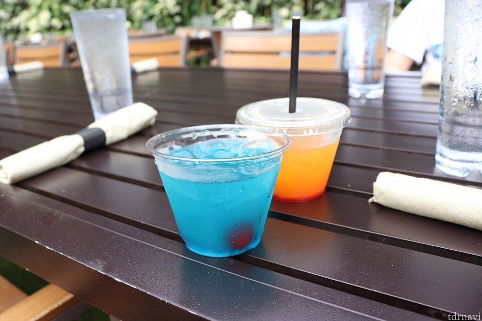 ウェルカムドリンク🍹
手前のブルーがアルコール、後ろがフルーツジュースです。二つとも美味しかった!
