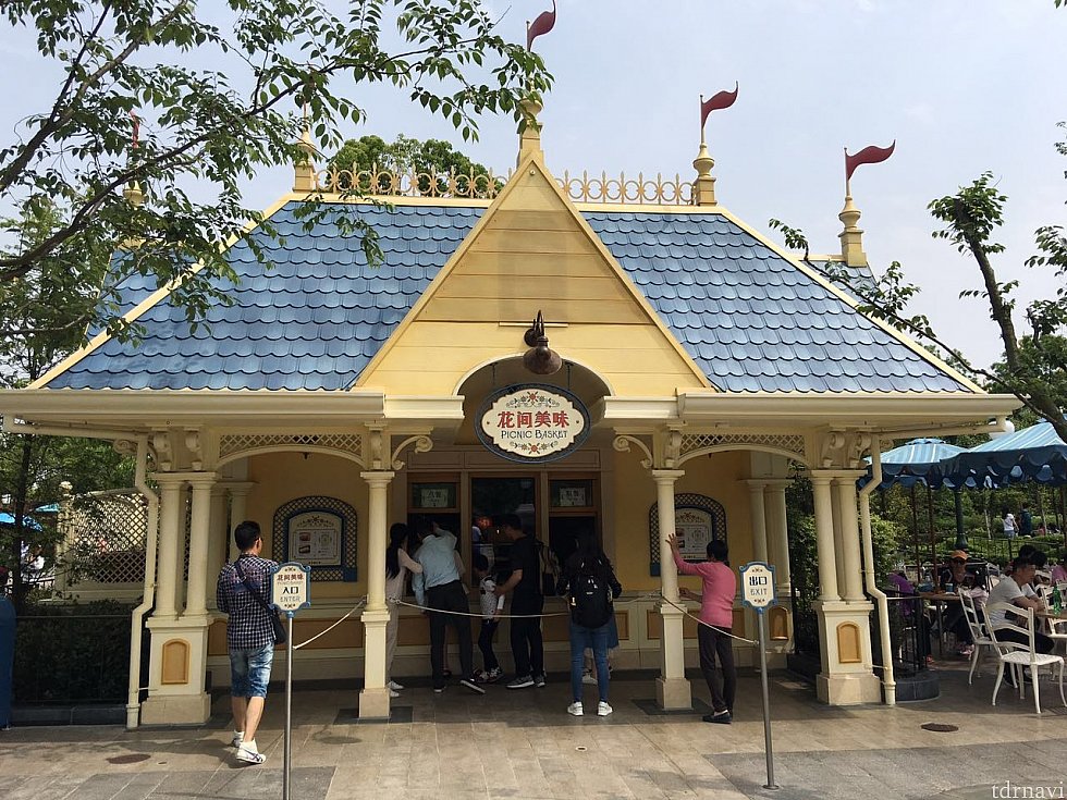 青い屋根にクリーム色の壁が可愛い建物です。