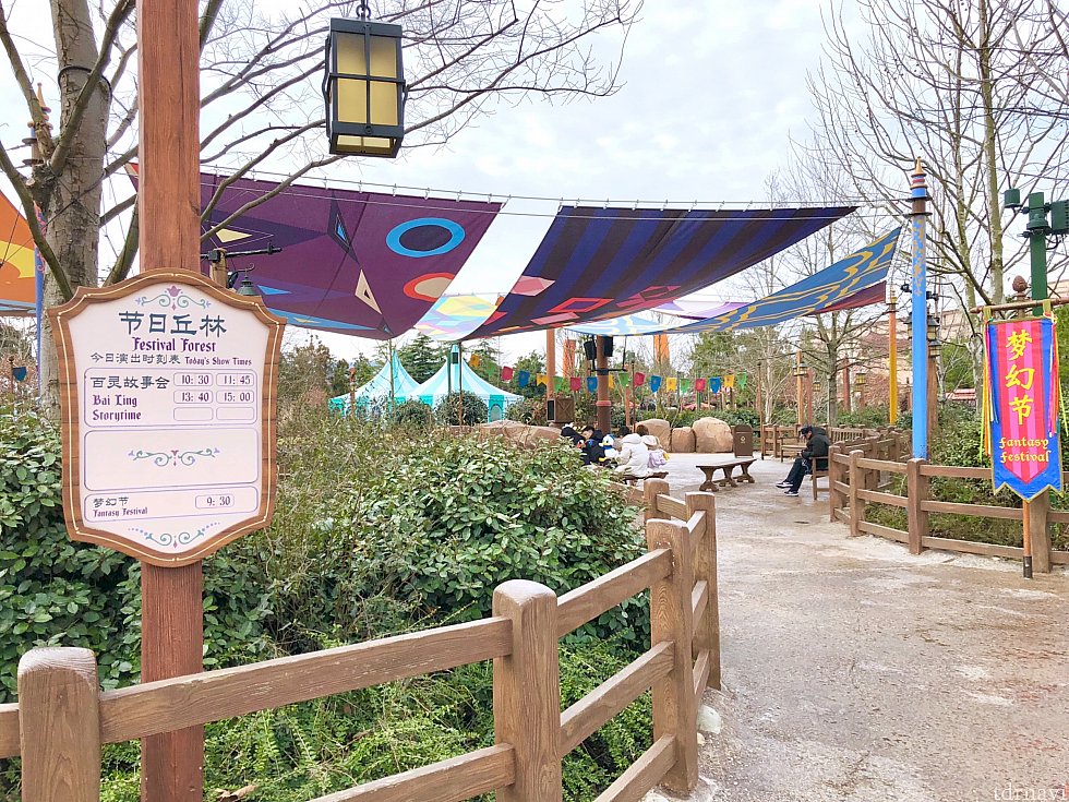 広場前には看板。のぼりも出ます