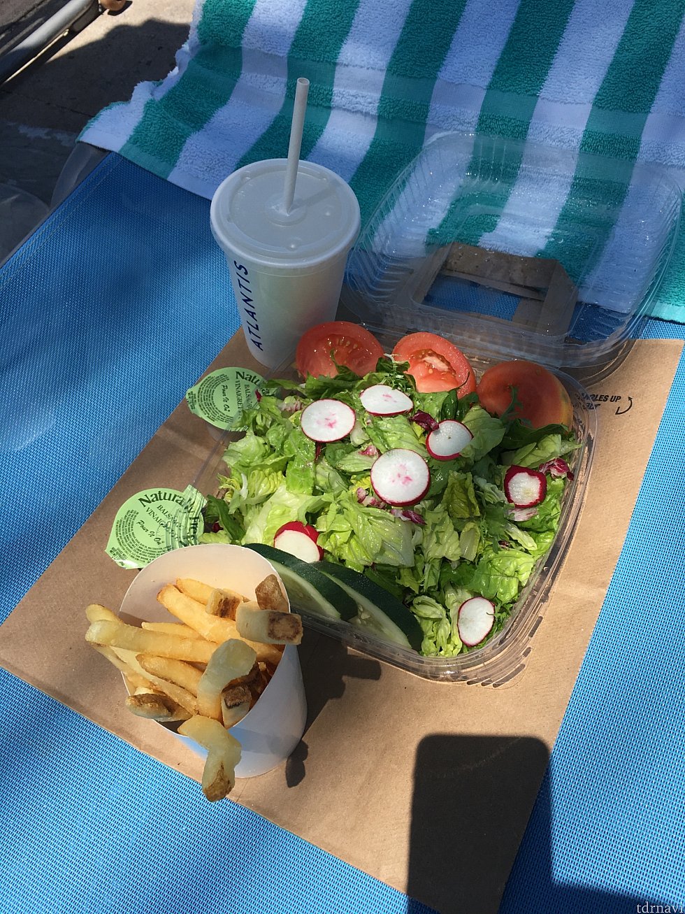 サラダを頼んだらポテトとドリンクが付いてきました