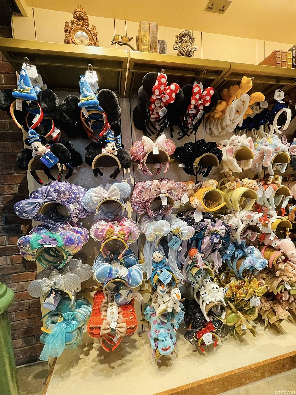 メインストリートUSAでカチューシャや帽子を買うなら進行方向左側の中央付近でお店の最奥部を目指しましょう
