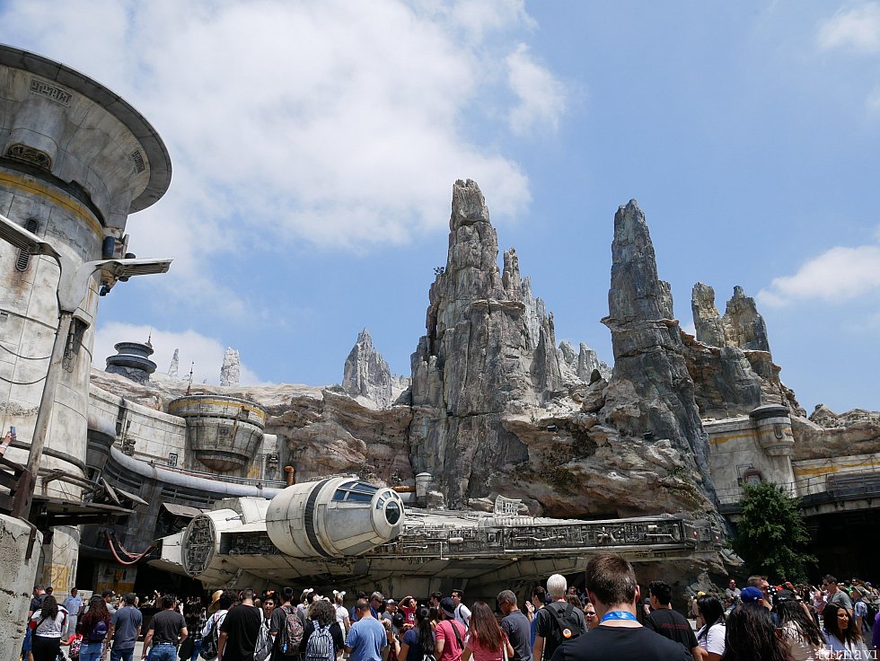 ファルコンが目の前に😍✨
ギャラクシーズエッジはほんとにスター・ウォーズの世界に入り込んだかのような作りこみ!期待が高まります!