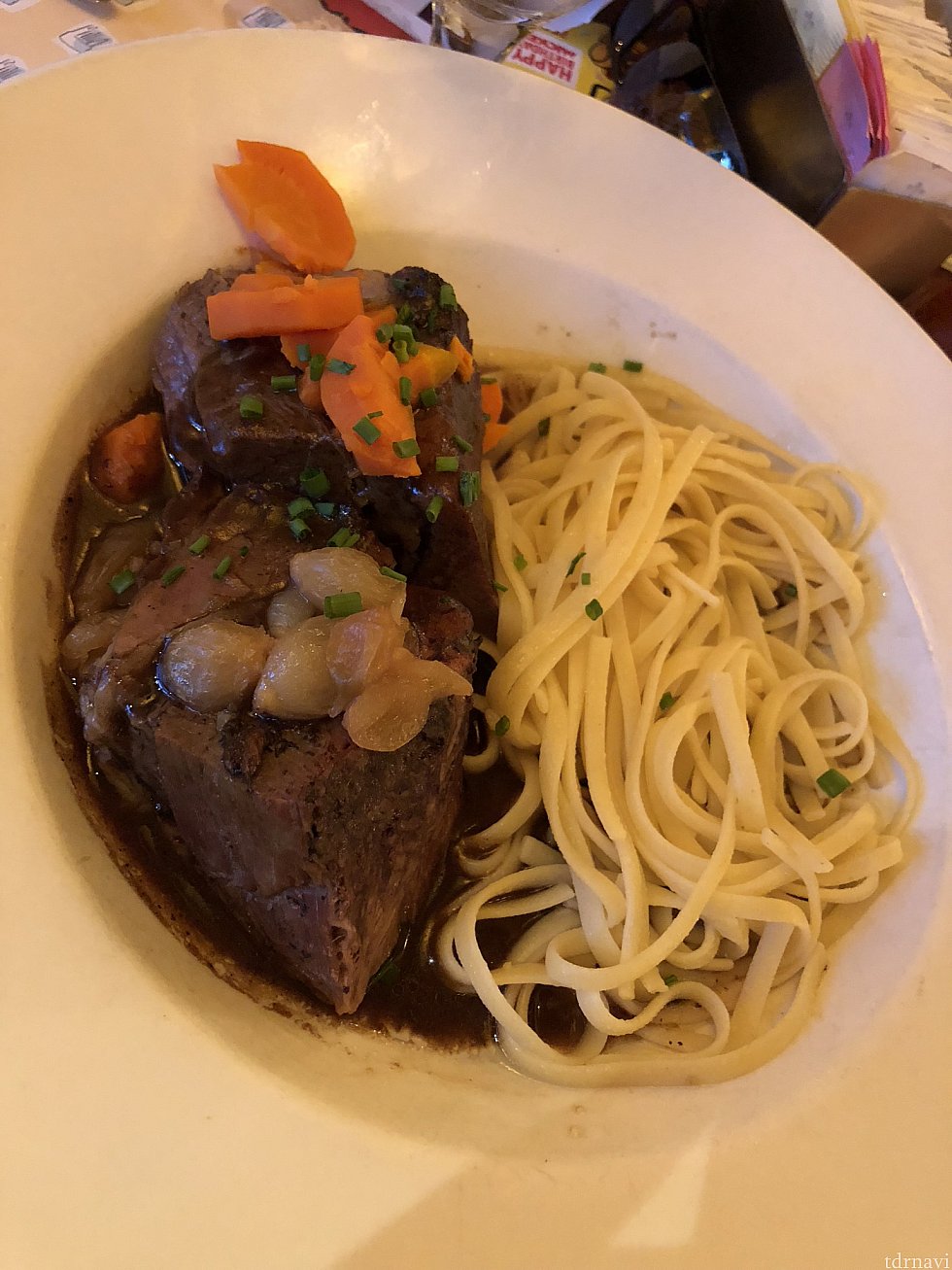 僕の注文した牛肉メニュー。これで1人分?と疑いたくなるような量でした。コスチュームを汚さない事にひたすら集中していました。笑