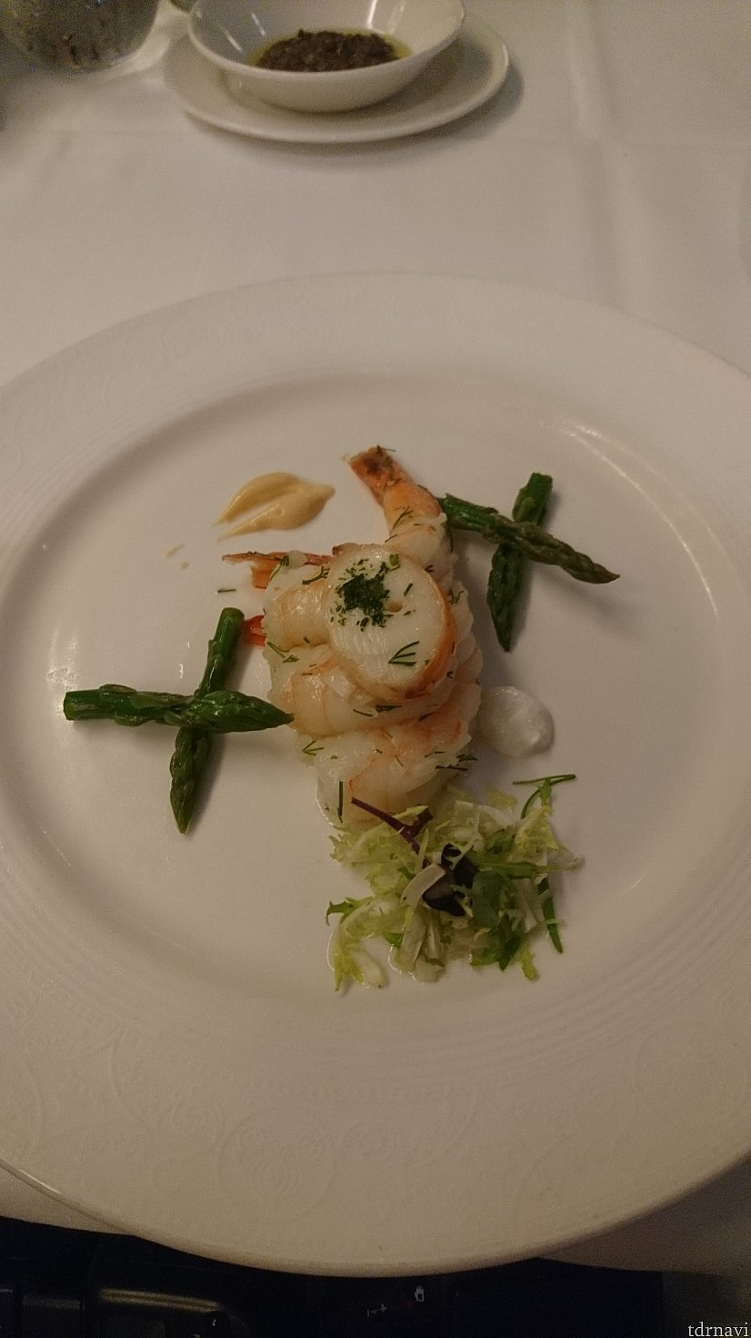 前菜です!
氷にのせたロブスターとジャンボシュリンプです🦐
えびのぷりぷりとした食感と、ピリッと爽やかな西洋わさびのクリームがマッチしてます✨