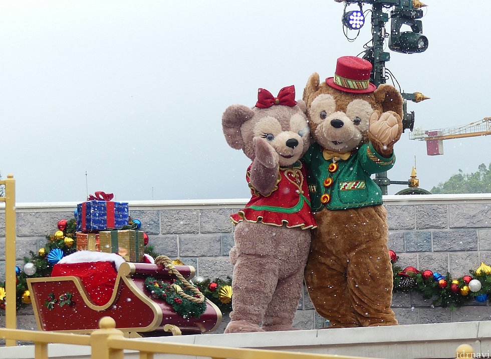 雪に喜ぶダッフィーとシェリーメイ!かわいい