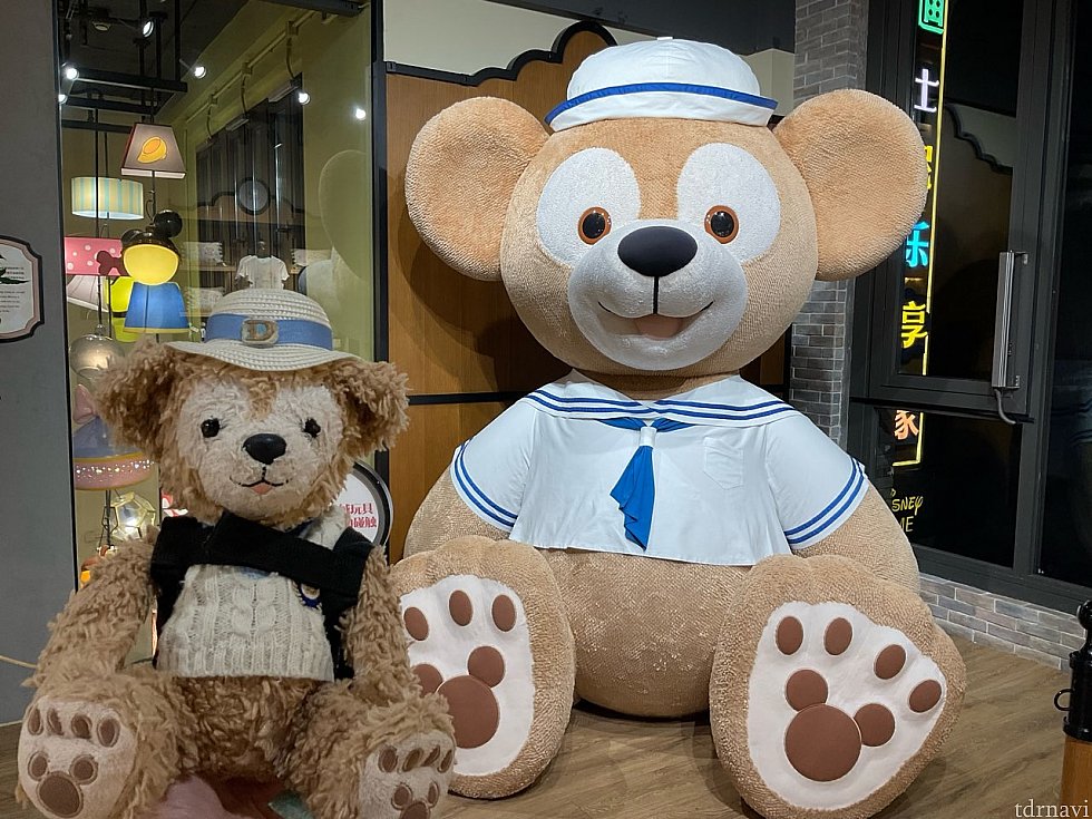 ジャンボダッフィー。2mくらいあります。「Disney Home」というショップの2階にいます
