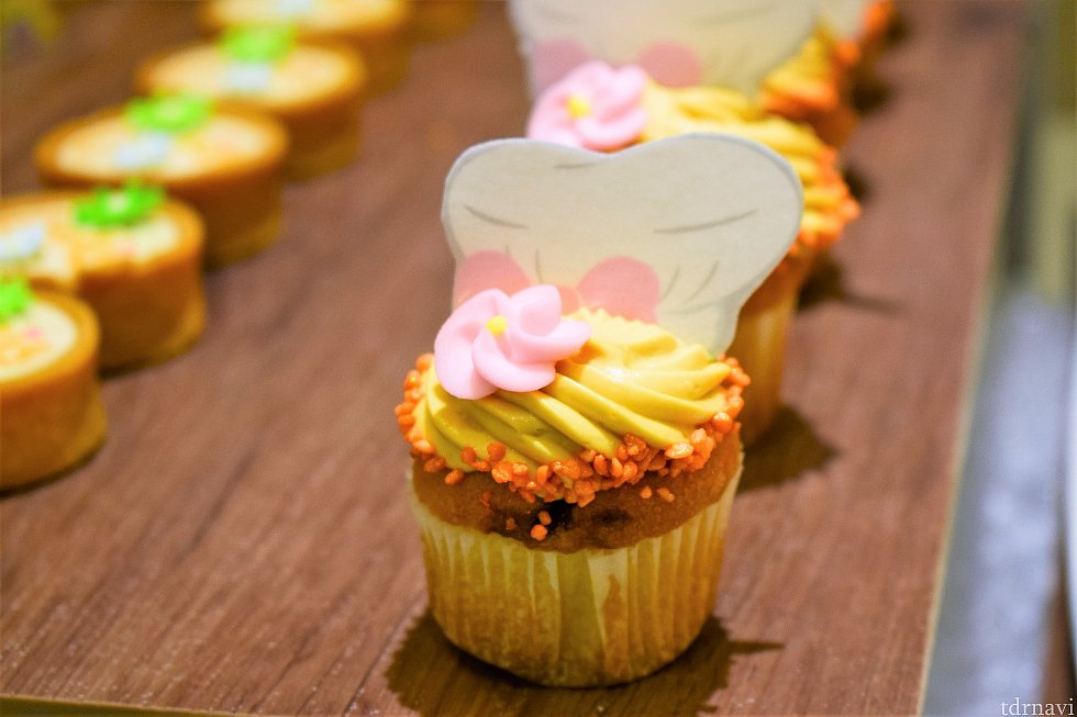 ブルーベリーのカップケーキ クッキーのお帽子も食べられます!