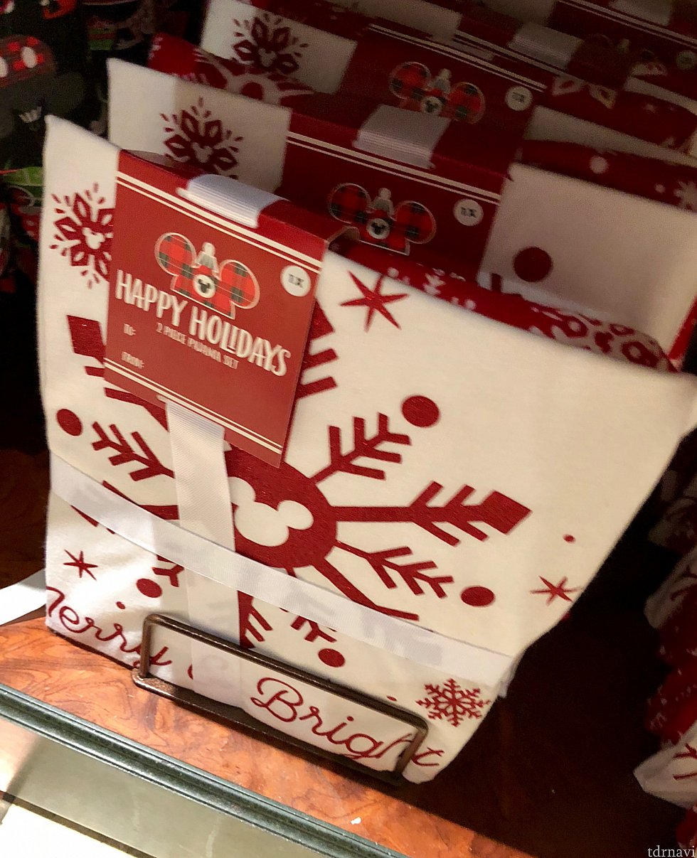 mickey snowflake holiday pajama setは写真の大きな雪の結晶部分がシャツの正面にくる男女兼用のパジャマセットで、$49.99