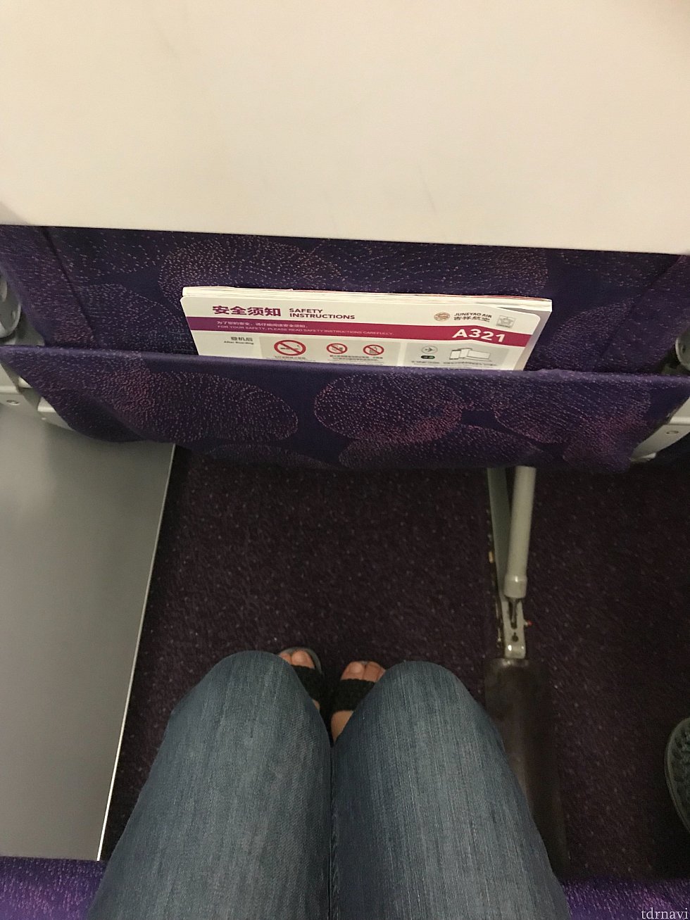 150センチの私が乗ると、足元はこれくらい空きます。小柄なのでとてもゆったりでした。