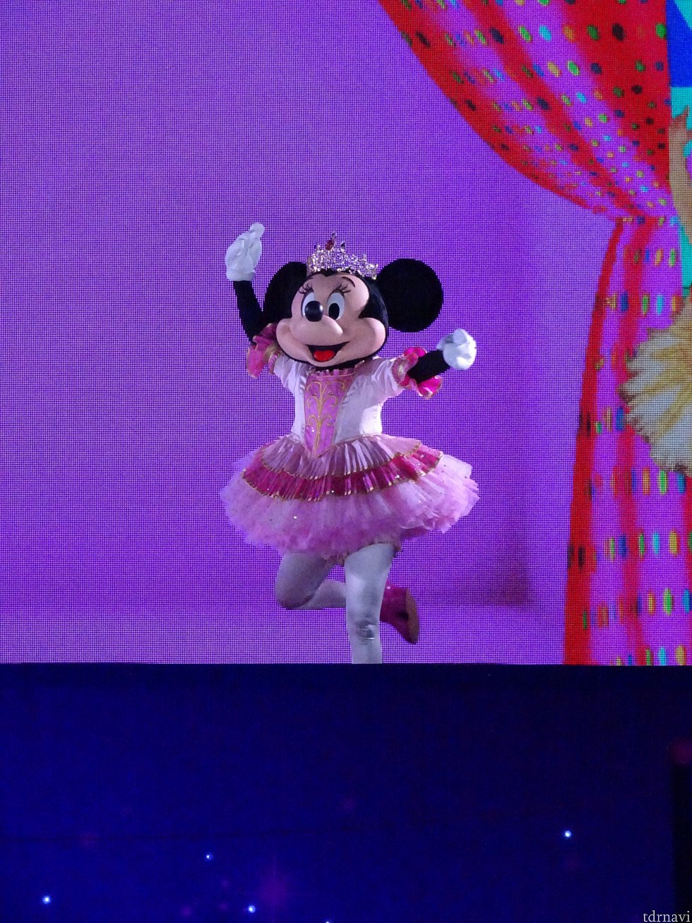 ミニーちゃんはバレリーナの衣装です