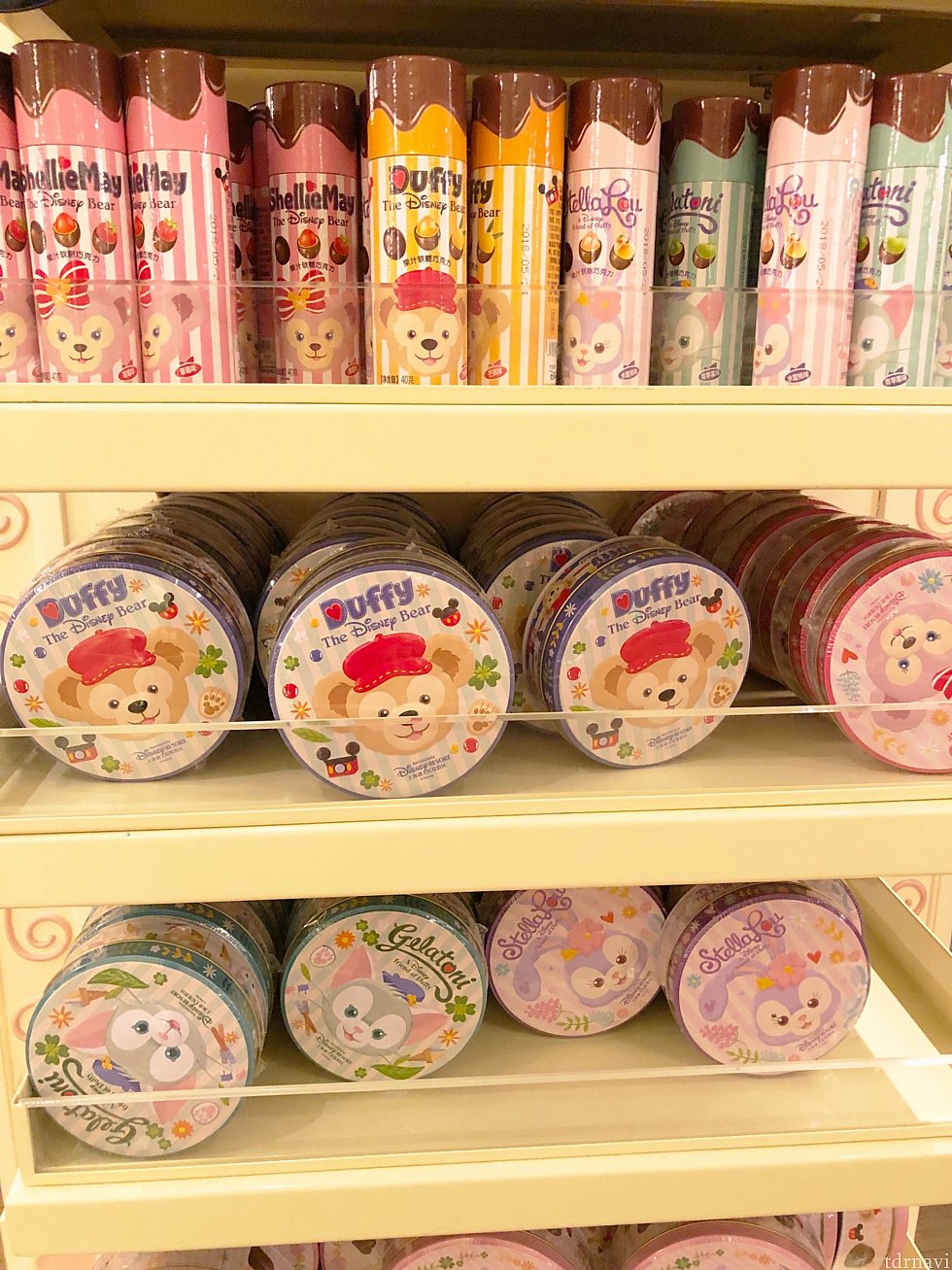 グミチョコ 各25元、丸い缶のチョコ 各59元