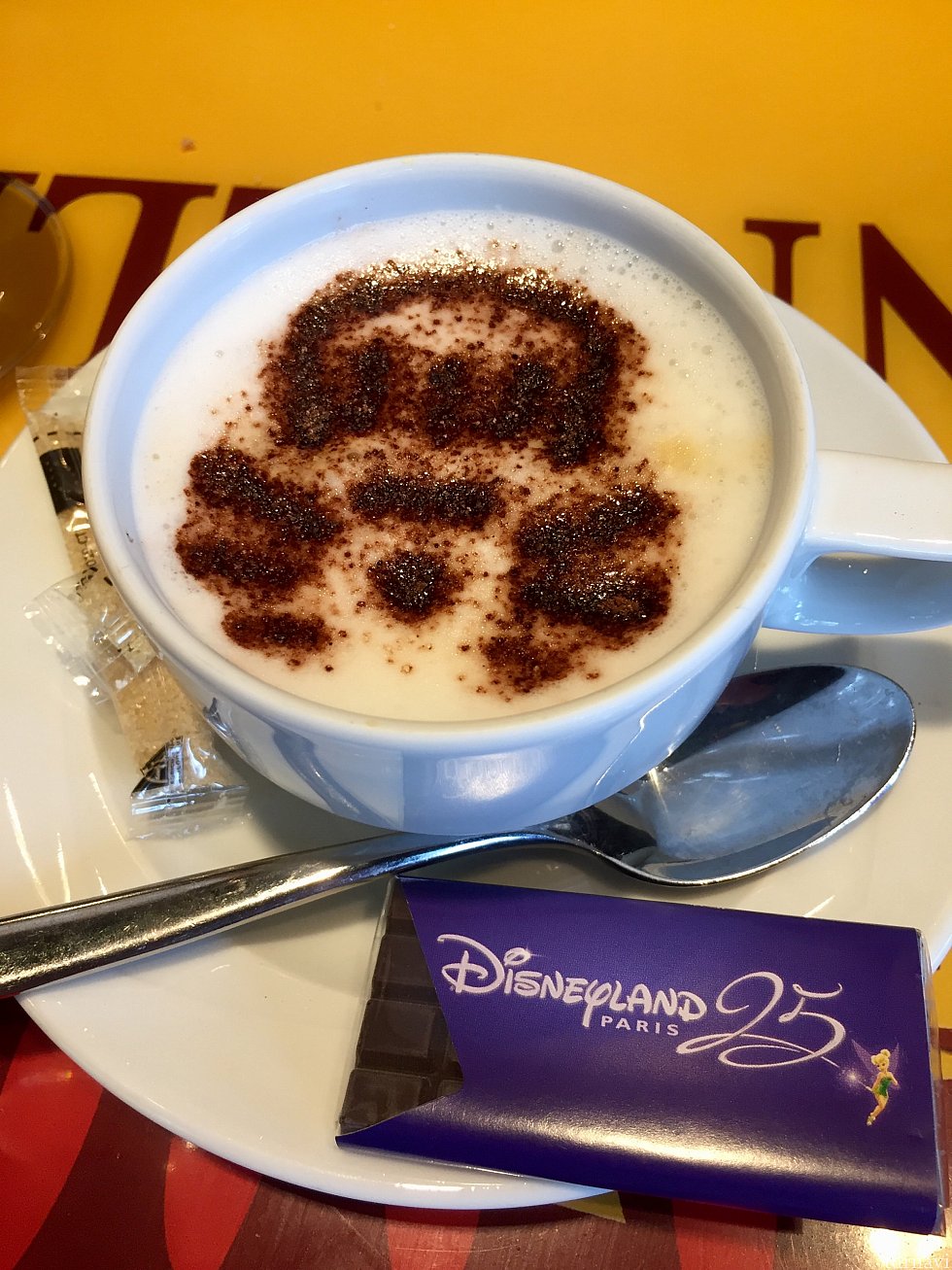 このカプチーノみてください!レミー型なんです!可愛らしいですよね。25周年のダークチョコレートが付いて来ました。