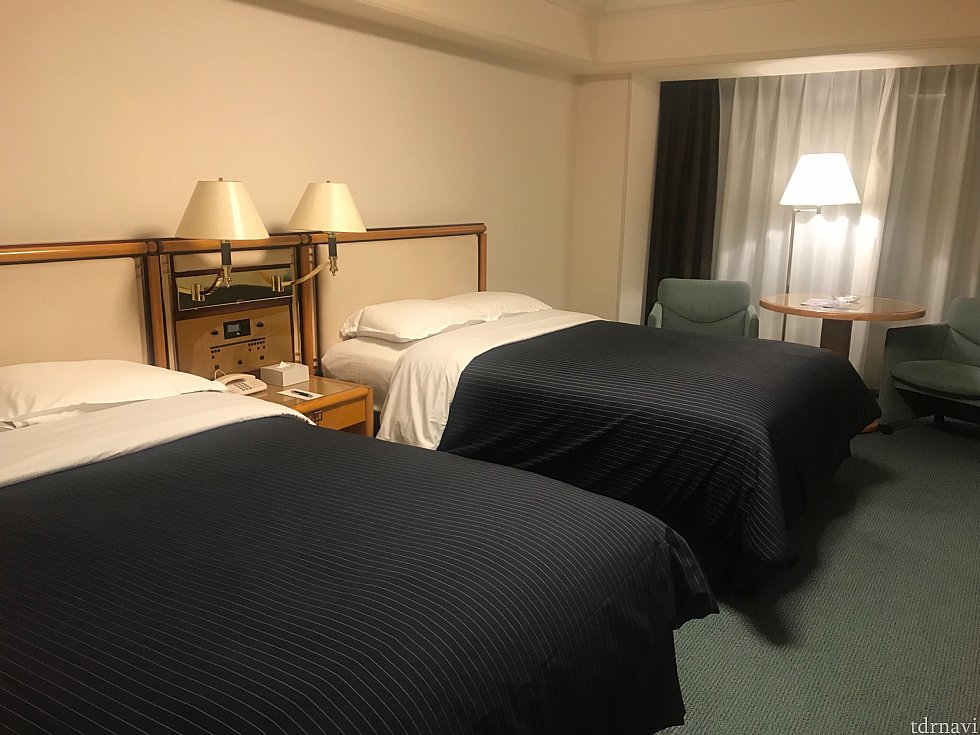 お部屋はこんなかんじ。少し古めのホテルというかんじです。