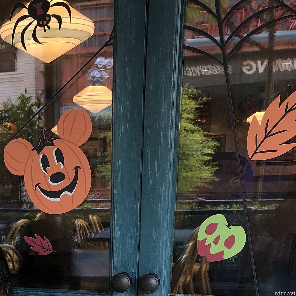 窓にもハロウィンの飾りが!