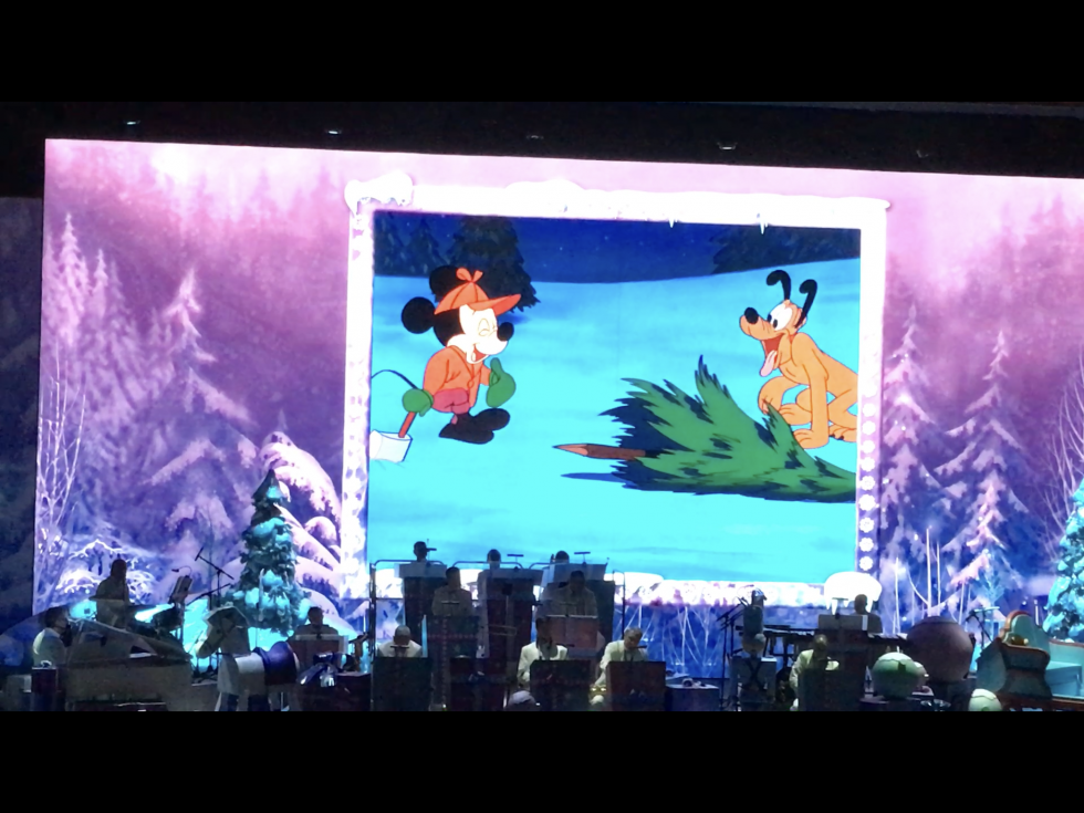 ここでドナルドたちはいったんはけ、「プルートのクリスマスツリー」という短編映画を見ます。内容はプルートとチップ&デールのドタバタ劇です