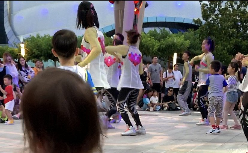 奥に見えるのがダンサーさん