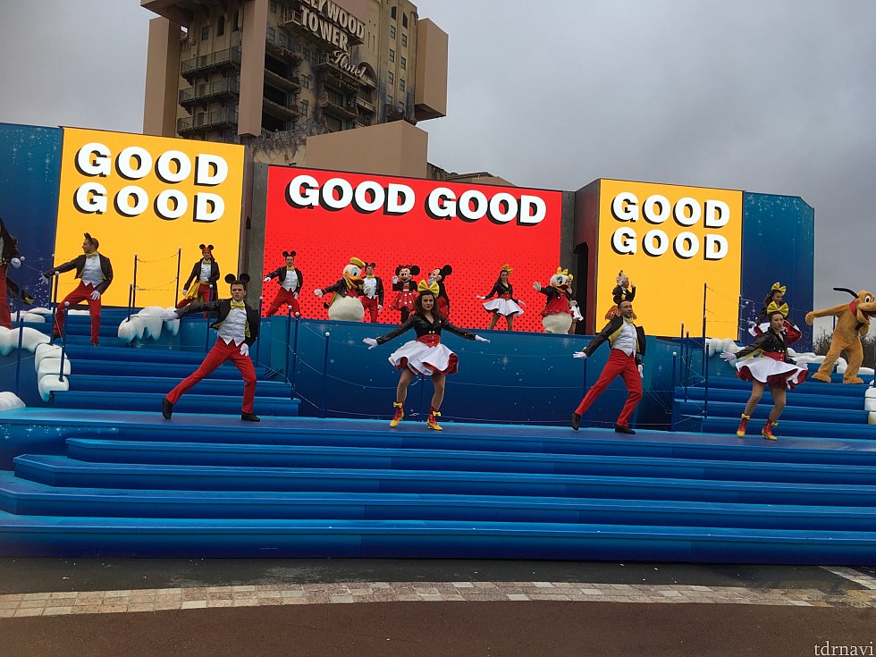 ディズニーランド・パークのプロジェクションマッピング「Celebrates! 90 years of Mickey」と同じテーマでノリノリに踊ります