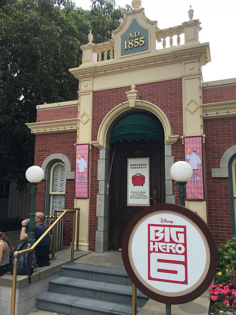 BIGHERO6の看板が目印です。