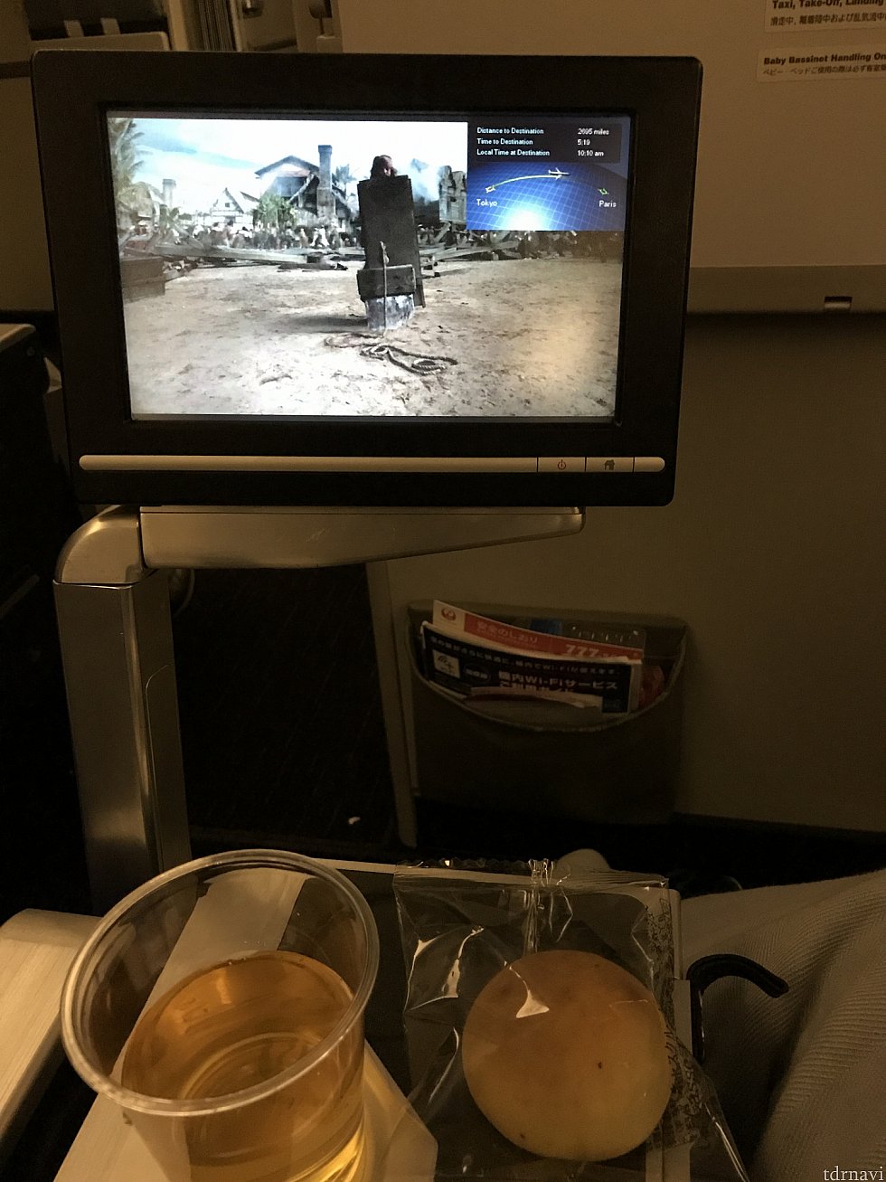軽食。
カリブの海賊を見ながら戴きました。